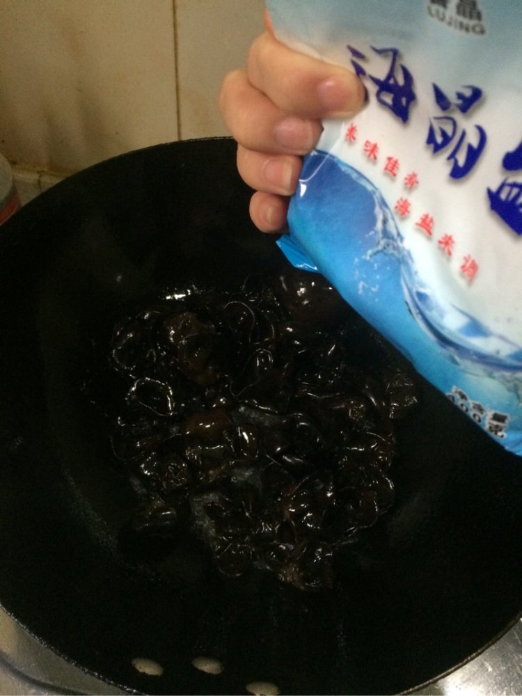 黑木耳炒肉片步骤5