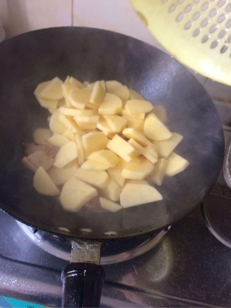 五花肉煸土豆步骤4