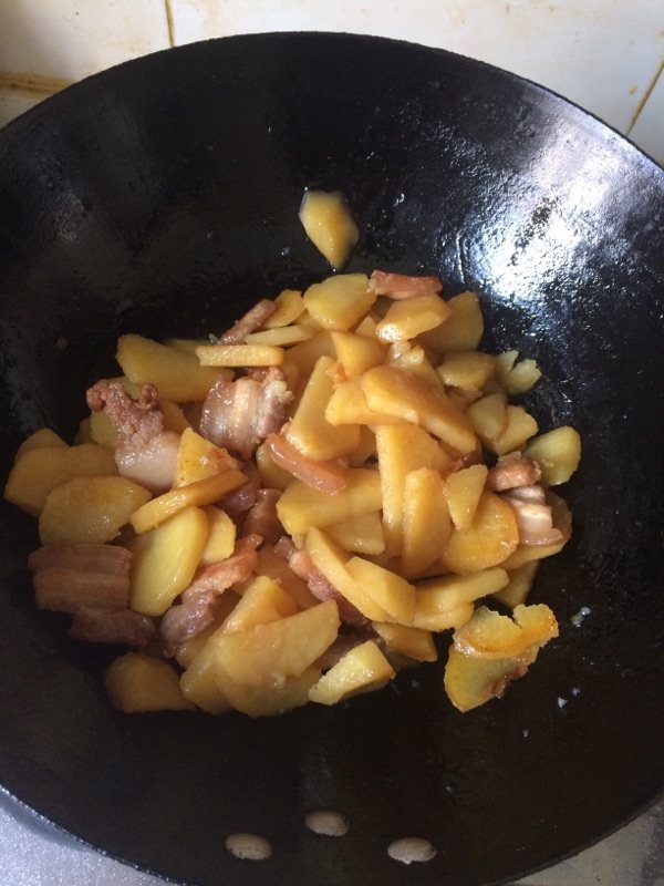 五花肉煸土豆步骤6