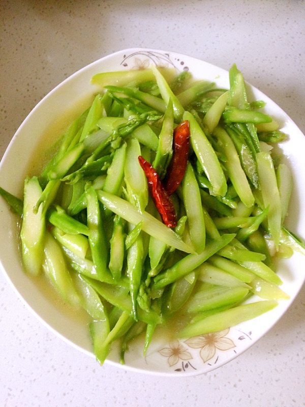 清炒芦笋步骤7