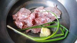 青椒土豆炖牛肉步骤2