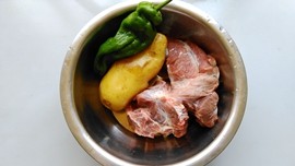 青椒土豆炖牛肉步骤1