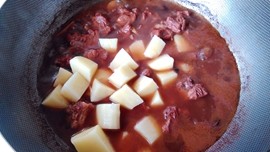 青椒土豆炖牛肉步骤8
