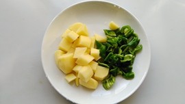 青椒土豆炖牛肉步骤7