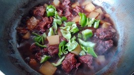 青椒土豆炖牛肉步骤9