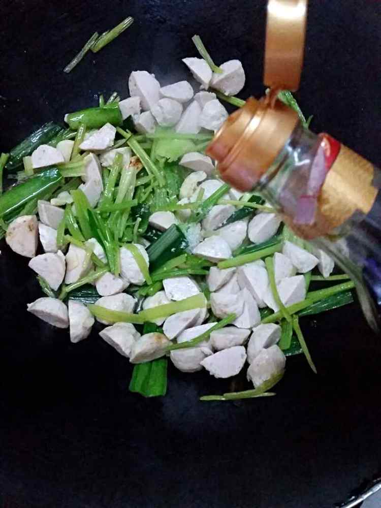 芹蒜炒肉丸步骤4