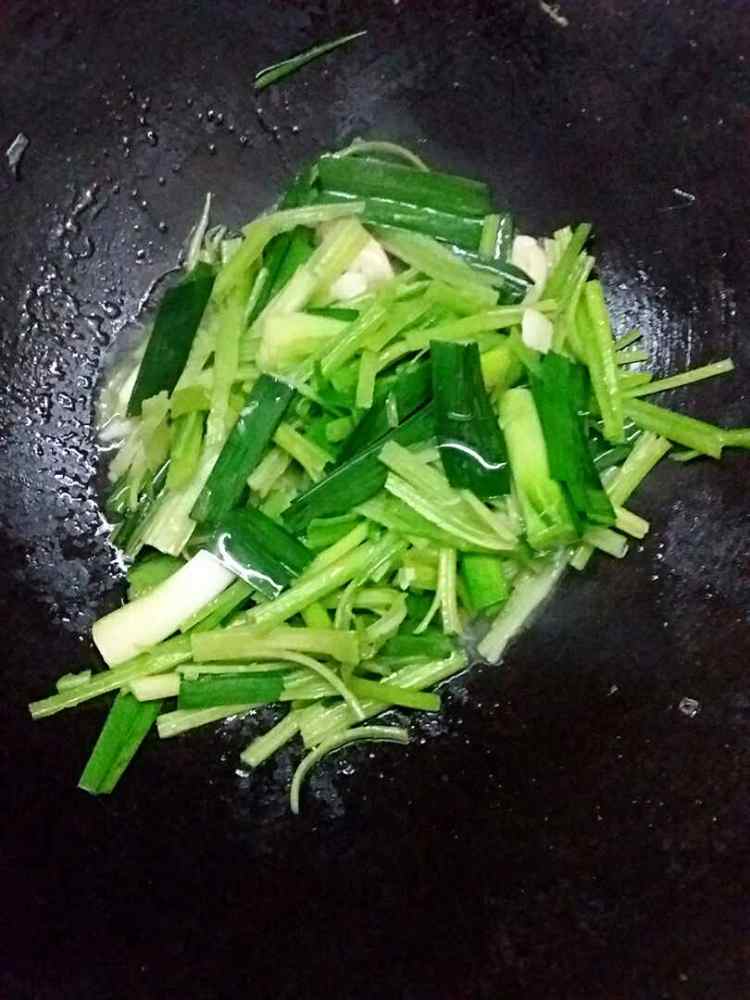 芹蒜炒肉丸步骤3