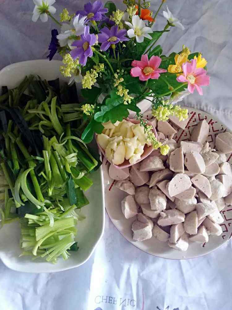 芹蒜炒肉丸步骤1