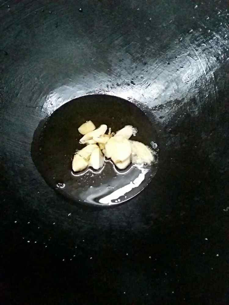 芹蒜炒肉丸步骤2