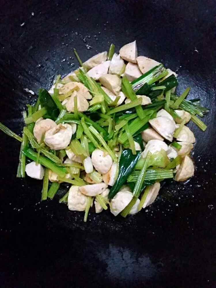 芹蒜炒肉丸步骤5