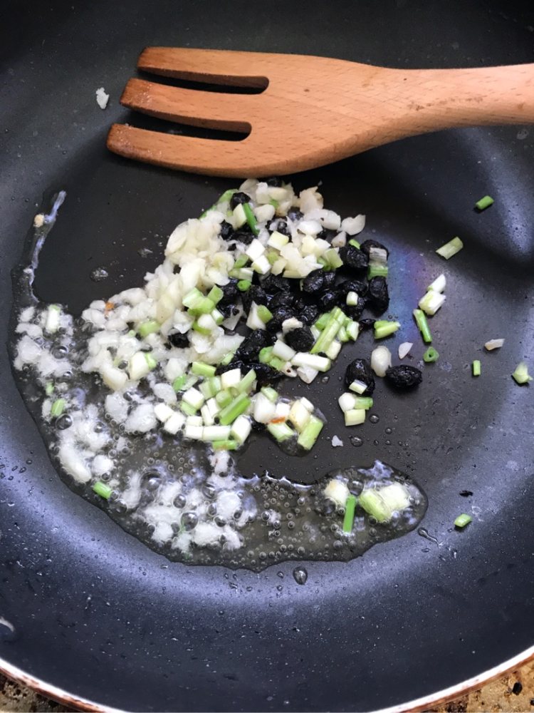 豆豉辣酱焖芋头仔步骤3