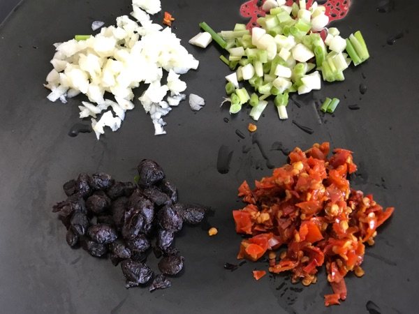 豆豉辣酱焖芋头仔步骤2