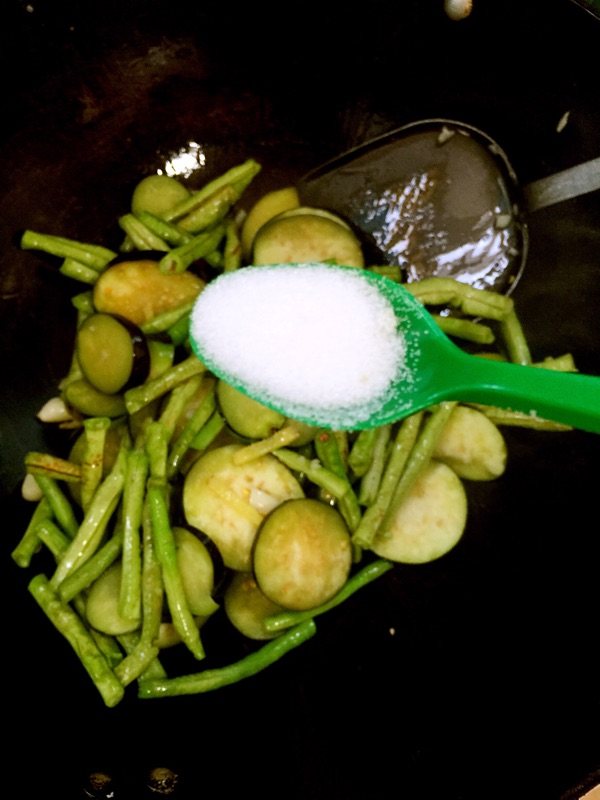 茄子炒豆角步骤4