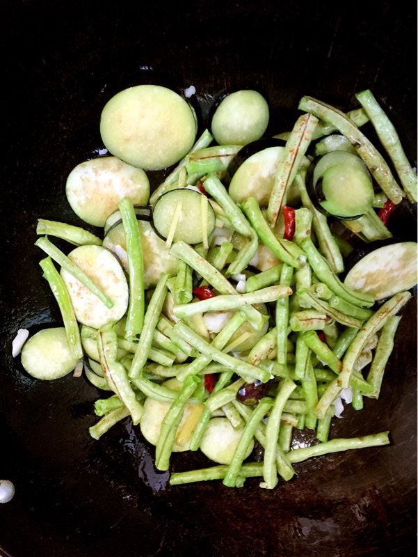 茄子炒豆角步骤3