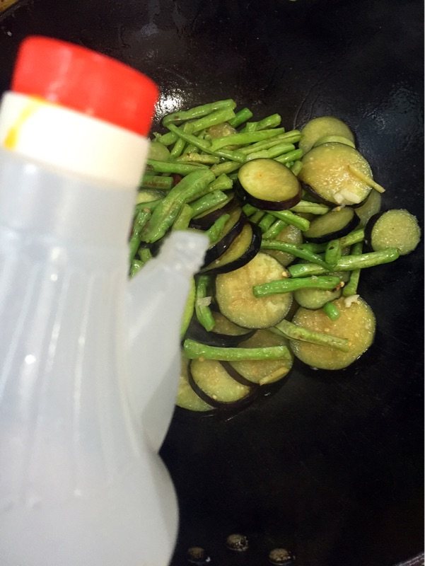 茄子炒豆角步骤5