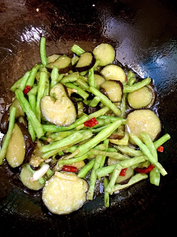 茄子炒豆角步骤7