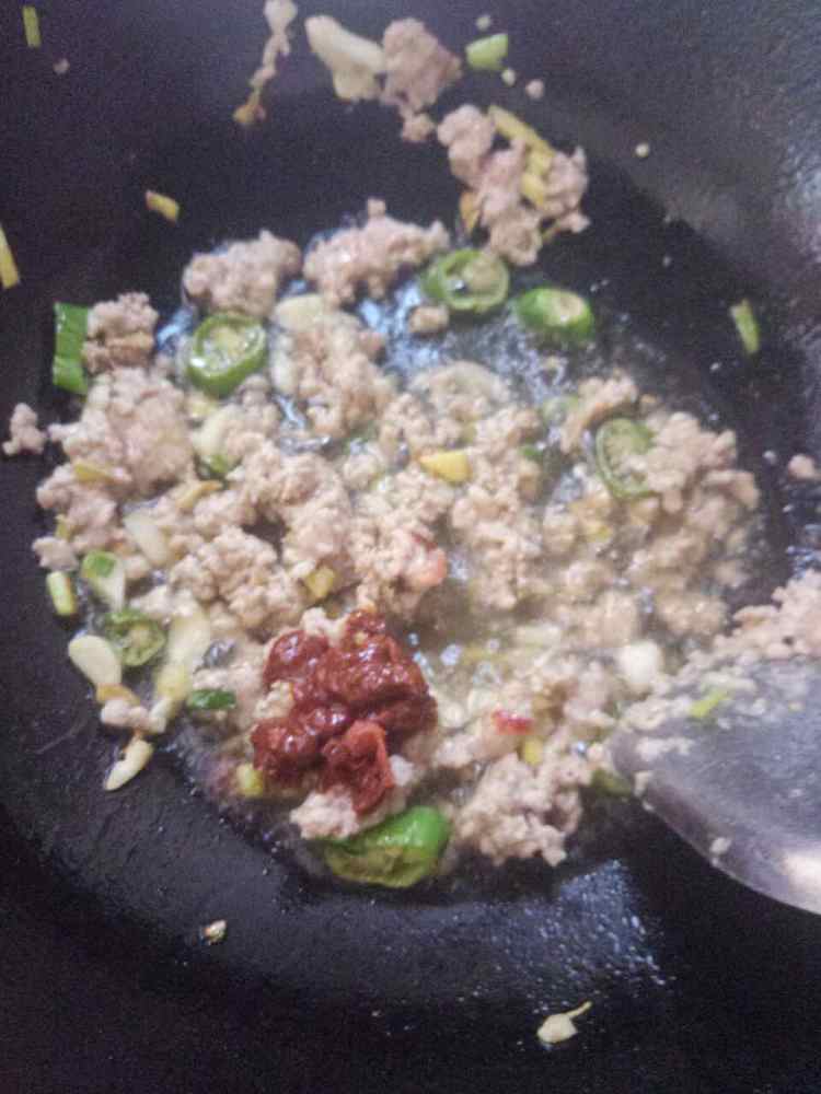 肉沫炒毛豆步骤3