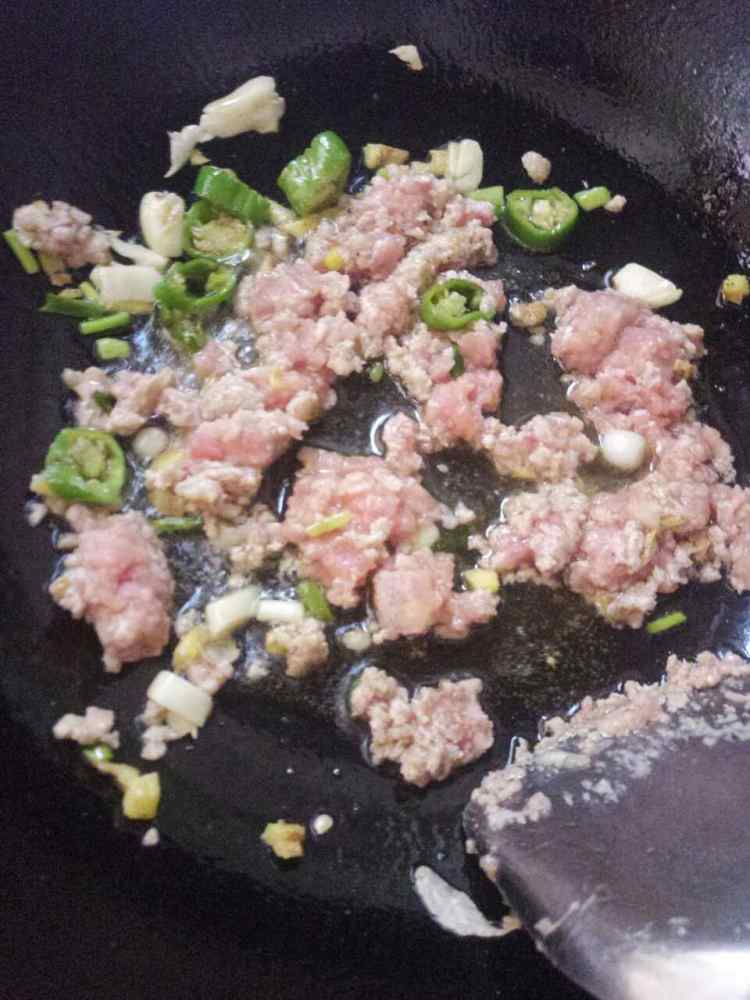 肉沫炒毛豆步骤2
