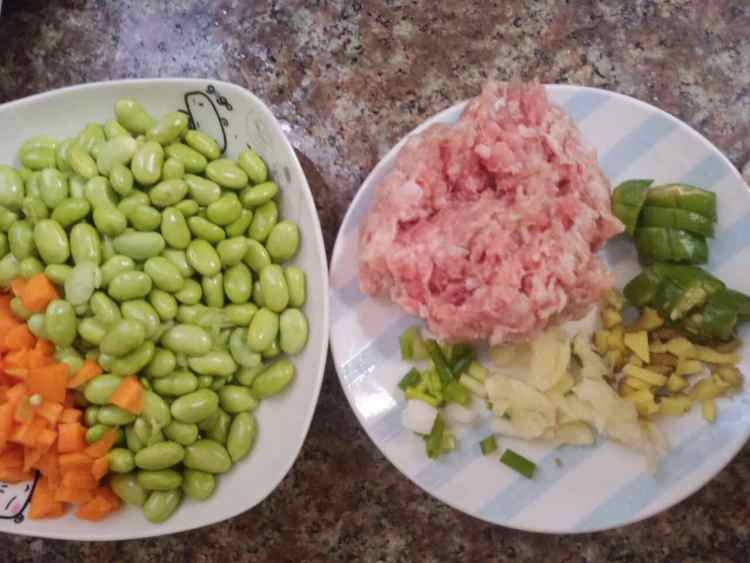 肉沫炒毛豆步骤1