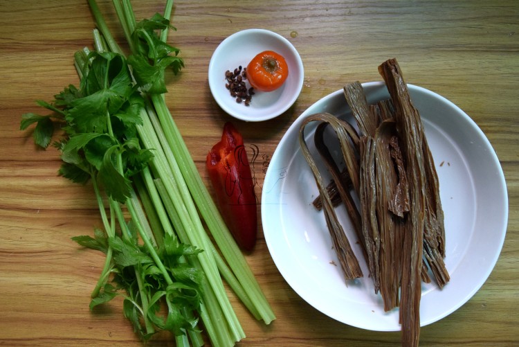 芹菜拌黑豆腐竹步骤1