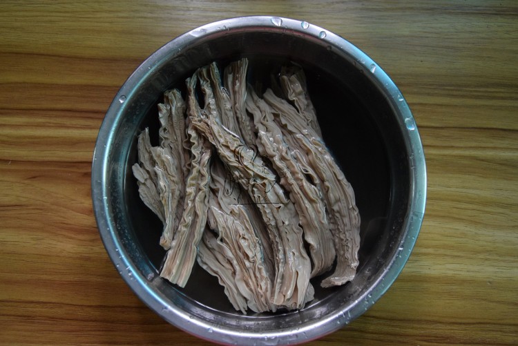 芹菜拌黑豆腐竹步骤2