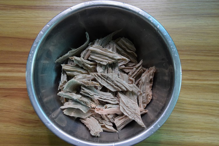 芹菜拌黑豆腐竹步骤4