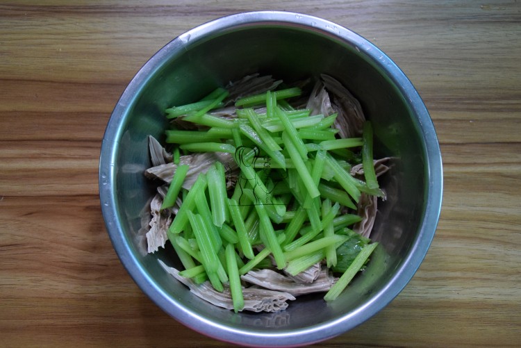 芹菜拌黑豆腐竹步骤6