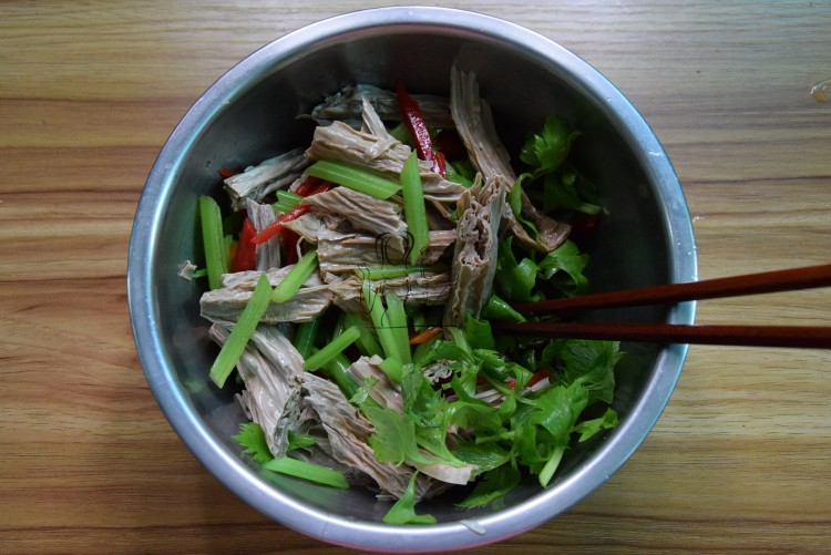 芹菜拌黑豆腐竹步骤8