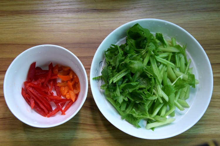 芹菜拌黑豆腐竹步骤3