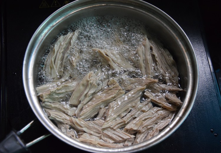 芹菜拌黑豆腐竹步骤5