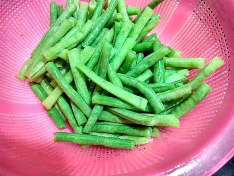 鱿鱼干炒豆角步骤4