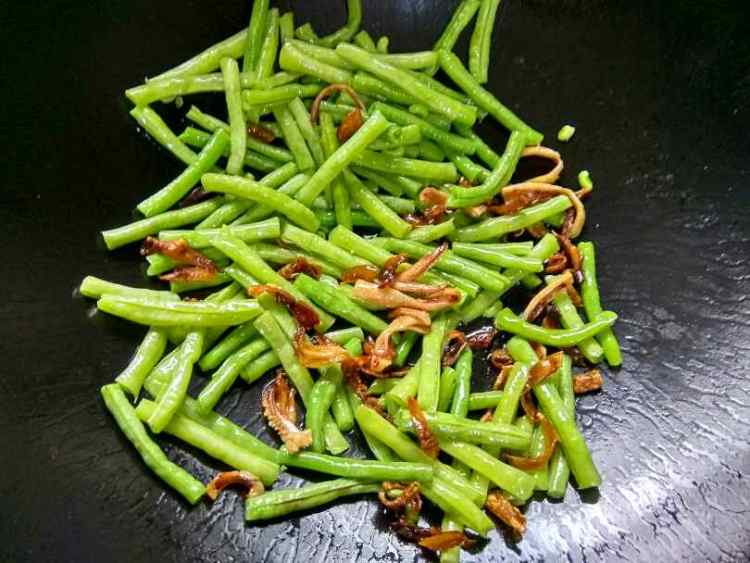 鱿鱼干炒豆角步骤6