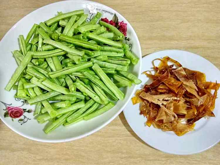 鱿鱼干炒豆角步骤2