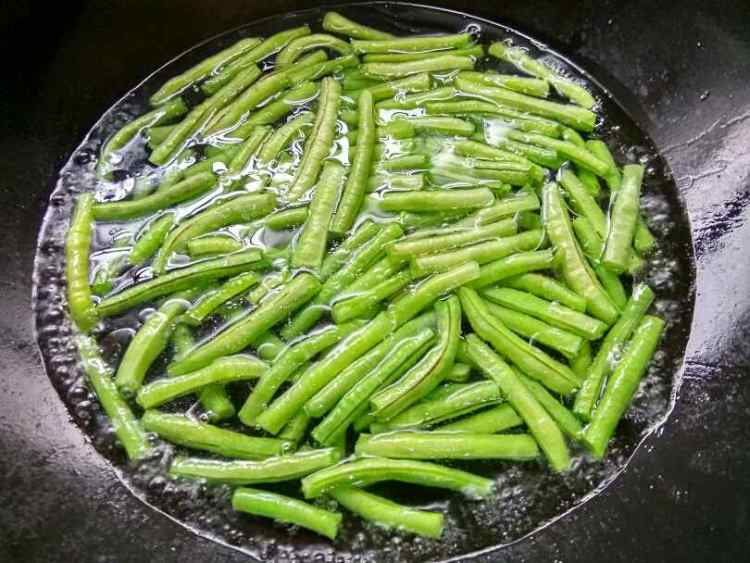 鱿鱼干炒豆角步骤3