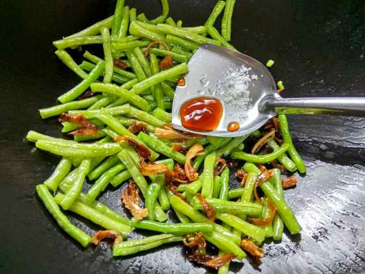 鱿鱼干炒豆角步骤7