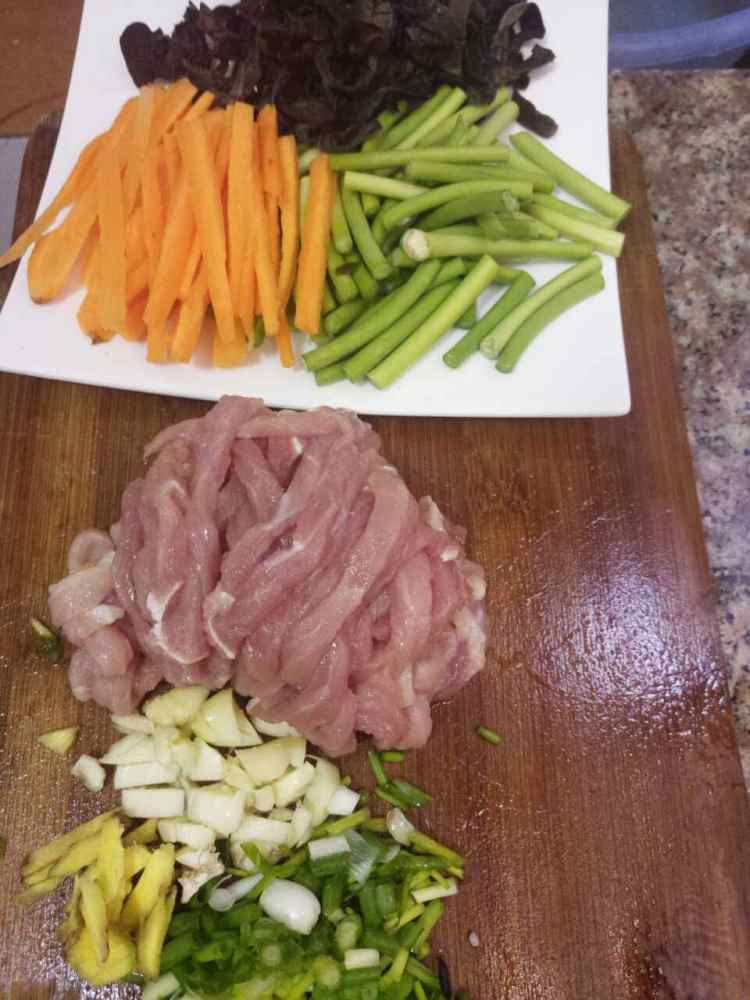 鱼香肉丝步骤1