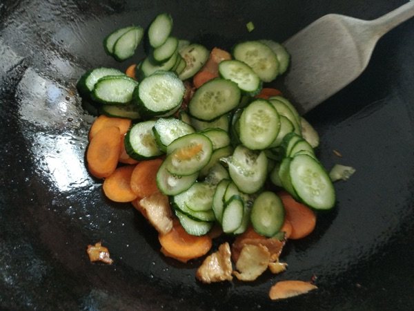 酸甜黄瓜炒鸡肉步骤9