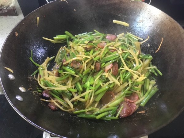 毛芹土豆丝炒腊肠步骤5