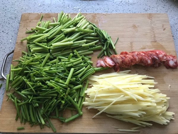 毛芹土豆丝炒腊肠步骤2