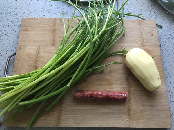 毛芹土豆丝炒腊肠步骤1