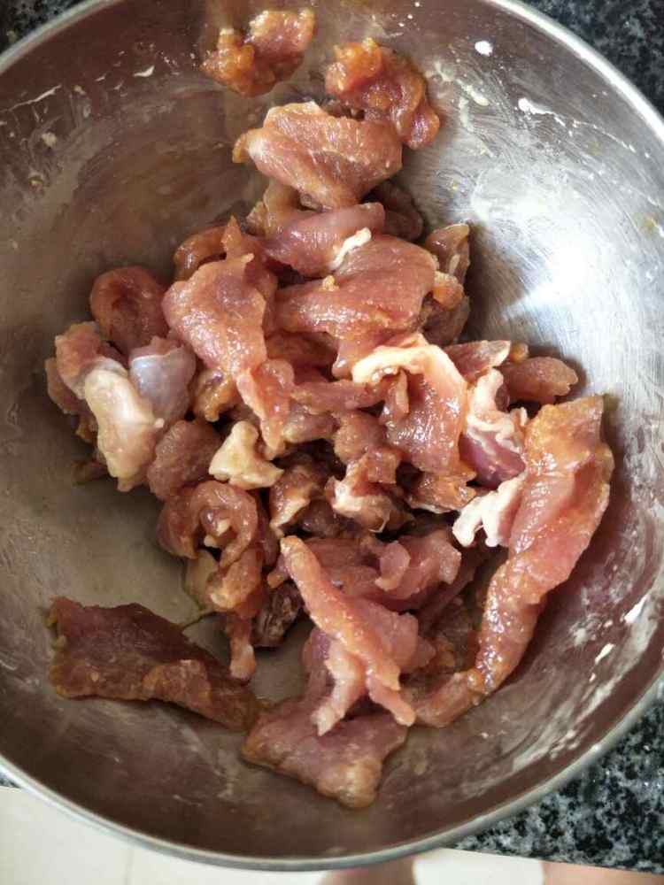芹菜豆干炒肉丝步骤1