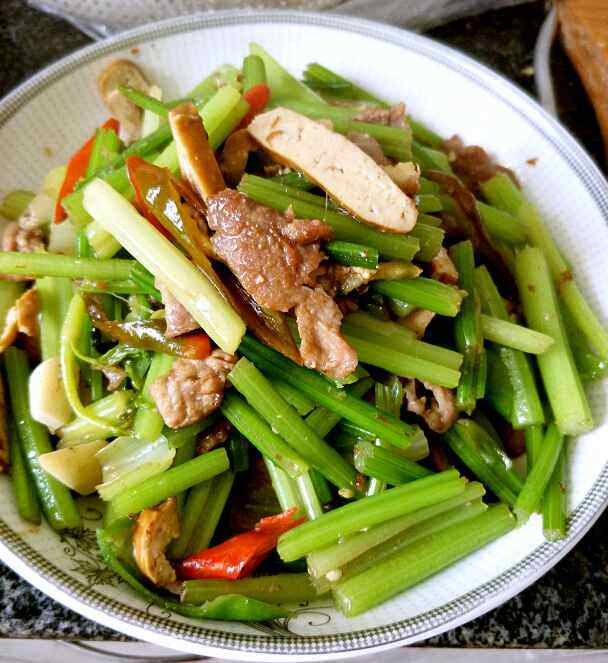 芹菜豆干炒肉丝步骤9