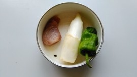 茭白青椒炒肉丝步骤1