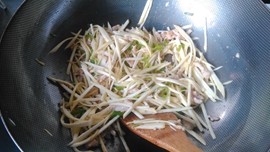 茭白青椒炒肉丝步骤8