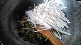 茭白青椒炒肉丝步骤7