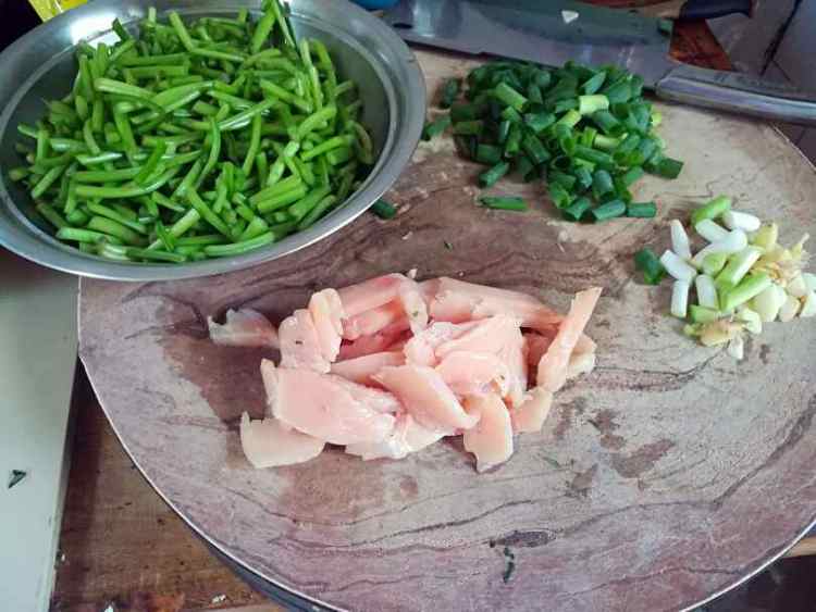 鸡脯肉红薯梗步骤1