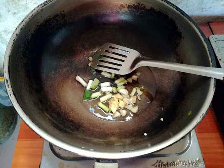 鸡脯肉红薯梗步骤2