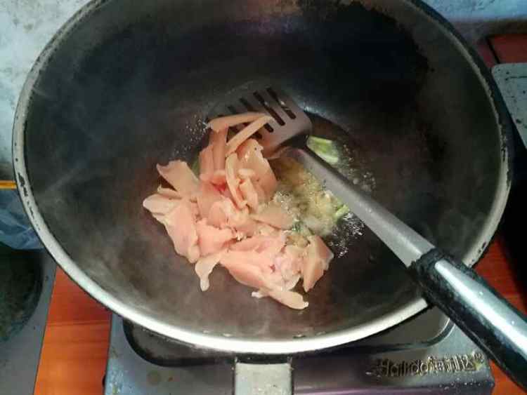 鸡脯肉红薯梗步骤3