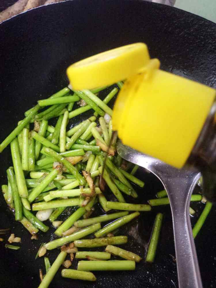 蒜薹炒香干步骤8
