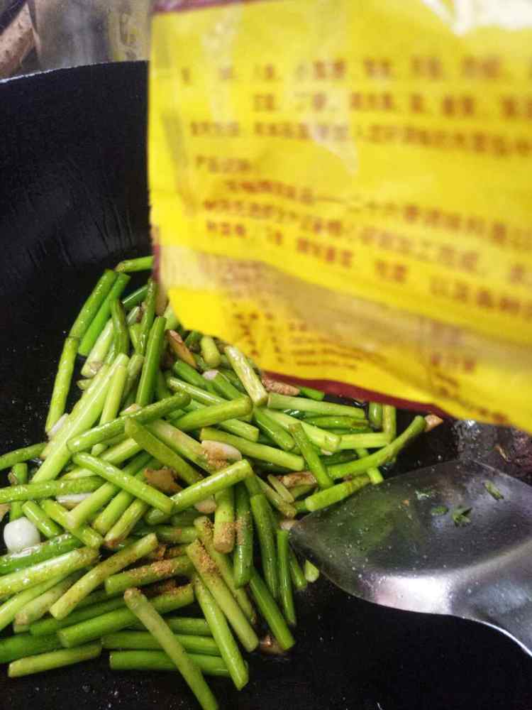 蒜薹炒香干步骤7